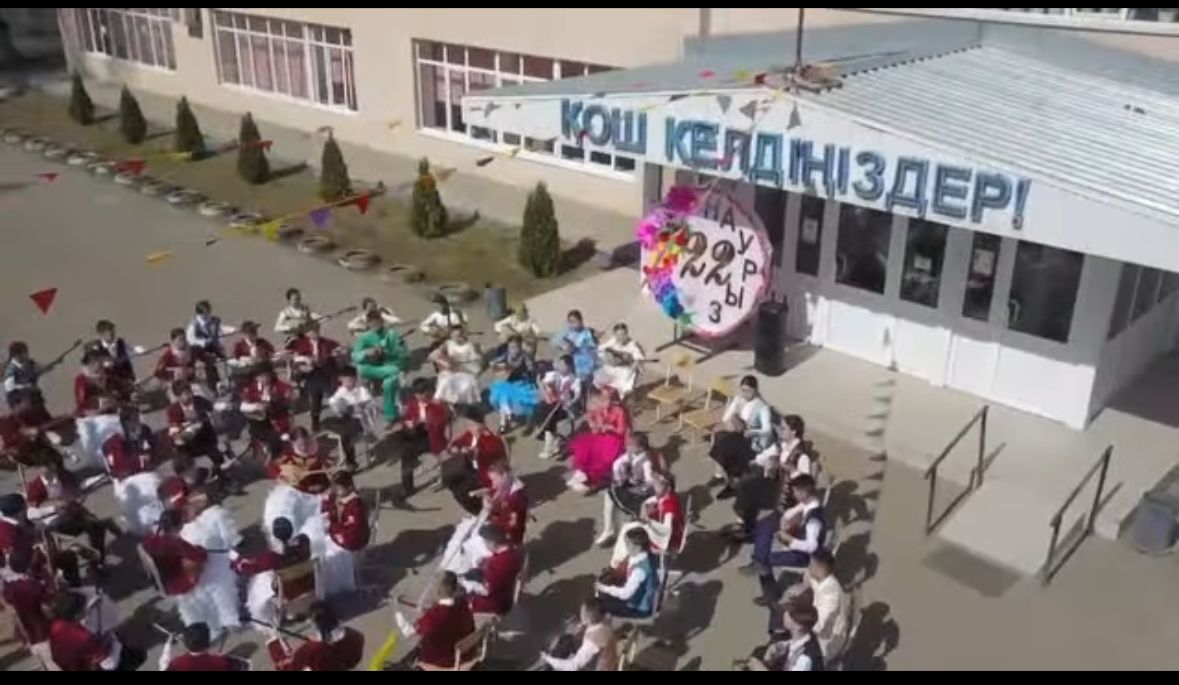 Оқушыларымыз мереке карсаңында күй орындап, ауданымыздың білім мекемелеріне жолдады
