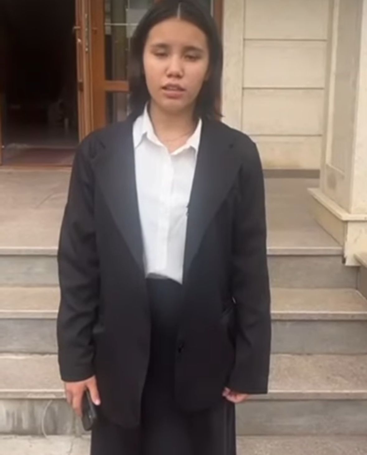 18 сәуір - Ескерткіштерді қорғау күніне орай 9 "В" сынып оқушылары "Анаға құрмет" , "Батыр бабалар" музейіне барып тың деректермен танысып, музей ауласына тазалық жұмыстарын жүргізді.