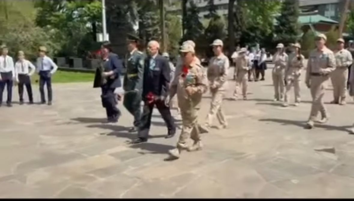 "Патриоттық мектеп" жобасы аясында 8 "Б"- сынып оқушылары Алматы қаласы 28 панфиловшылар паркіне барып , бабалар рухына гүл шоқтарын қою рәсімін өткізді.