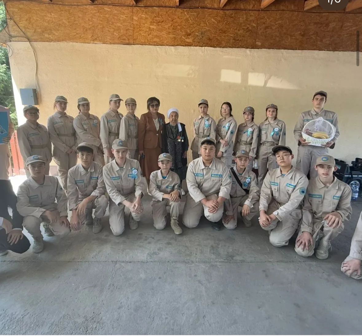 #біртұтас_тәрбие Мектеп ұжымы мен оқушылар тыл еңбеккері Беқдалиева Меделхан әжемізді Ұлы Жеңістің- 80 жылдығымен құттықтады. Оқушылар әжеймен сұхбат жүргізіп , мерекелік көңіл-күй сыйлады.