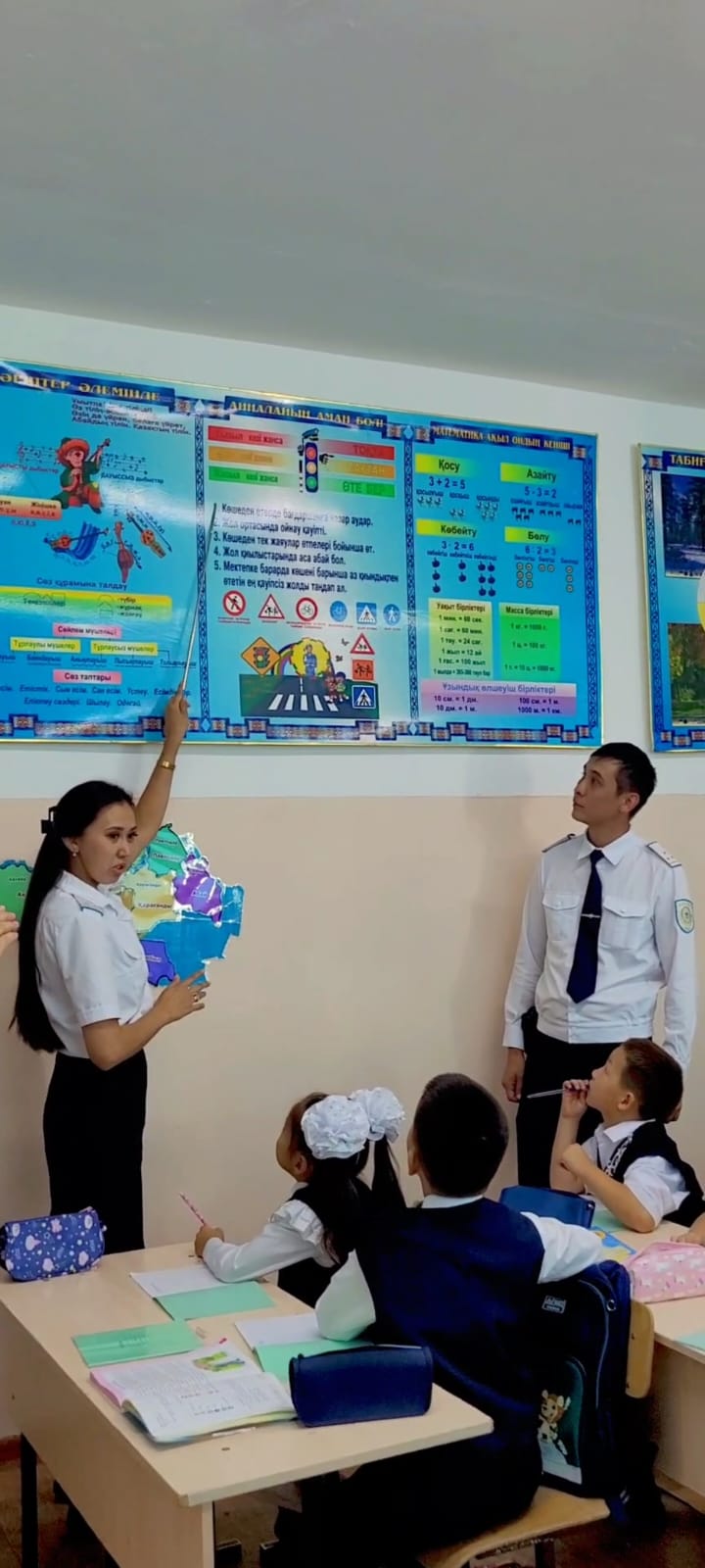 👮‍♂️ Лейтенант полиция мектепте! 🚦 Балалармен бірге ПҚЕ қайталау 🚸 Дұрыс жолдан өту – қауіпсіздіктің кілті!